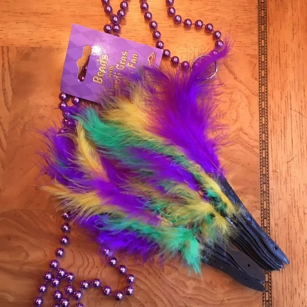 🎃 - 19 New Orleans Beads & Fan